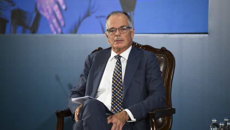 Robbant a botrány: az Erste hátrányos bánásmódról beszél, Simor András zsarolást állít