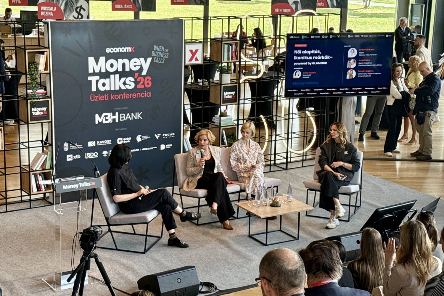 A Money Talks 2026 konferencián Maróy Krisztina, a GLAMOUR főszerkesztője beszélgetett Feller Adrienne-nel, Szabó Dórával és Tomán Szabinával.