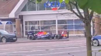 Kevés szürreálisabb látvány van a Tesco-parkolóban száguldozó F1-es autónál