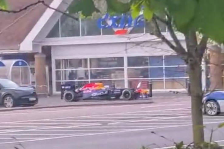 Kevés szürreálisabb látvány van a Tesco-parkolóban száguldozó F1-es autónál