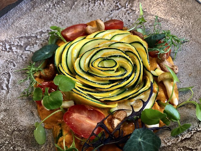 Nem olaszosodik a Nonloso a dörzsölt pocakú bronz rendőr mellett