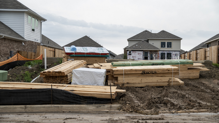 Szomorú számok: 14 millióval fizetnek többet a magyarok egy lakáshitelért