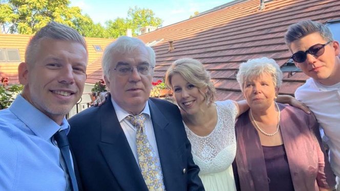 Ritkán látható családi fotót tett közzé Magyar Péter