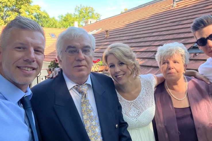 Ritkán látható családi fotót tett közzé Magyar Péter