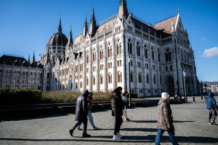 Magyar Péter bejelentette, a&nbsp;Parlament épületén is változás lesz