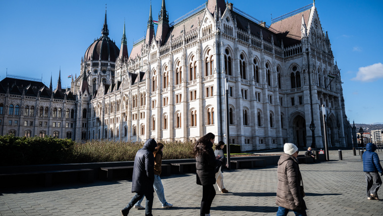 Magyar Péter bejelentette, a&nbsp;Parlament épületén is változás lesz