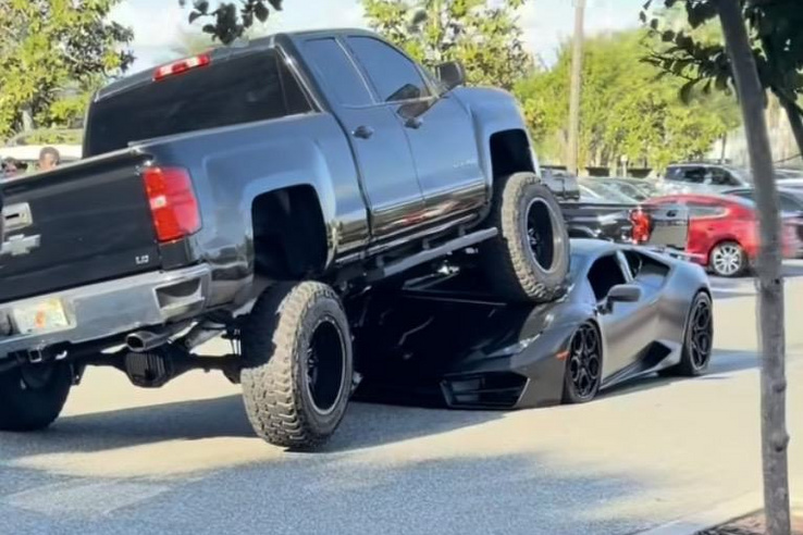 Videó: Véletlenül egy Lambóra parkolt egy hölgy Floridában