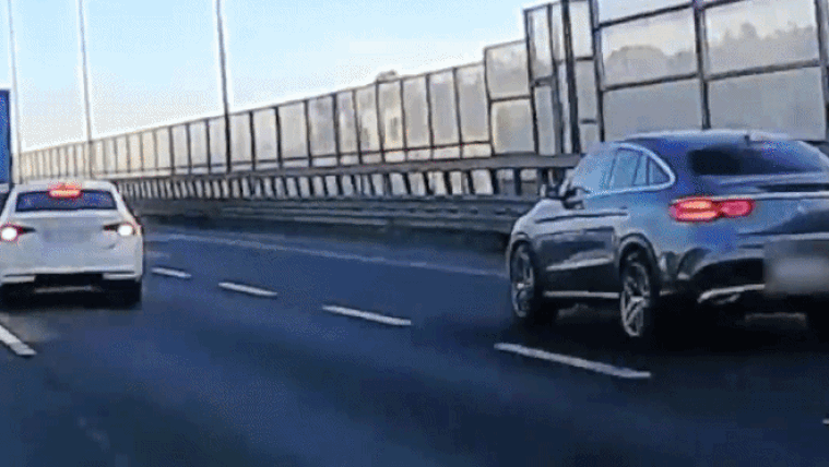 Rossz ütemben váltott sávot, azonnal bekövetkezett a baleset az M0-son