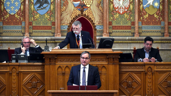 Óriási pénzszórással búcsúzik az Orbán-kormány, a kiadások feszítik szét a költségvetést