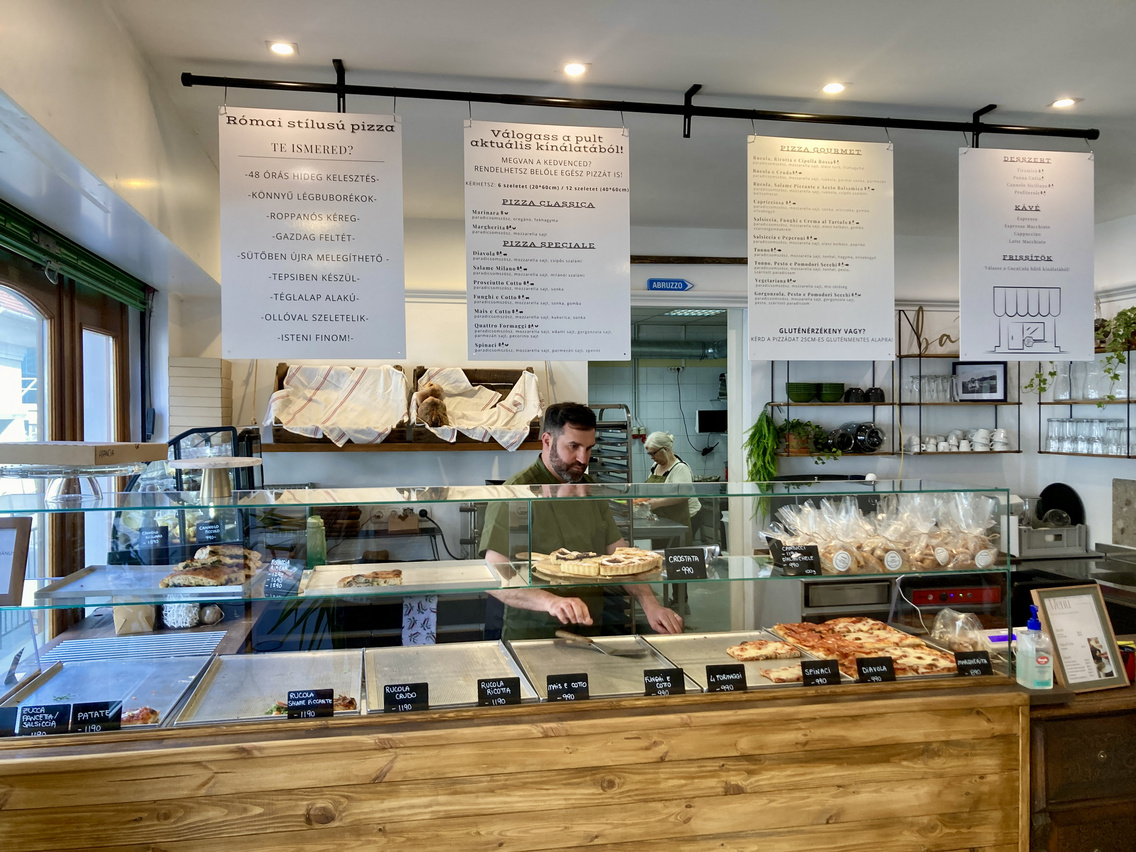 Az új helyen délutánra teljesen kifosztották a pultot