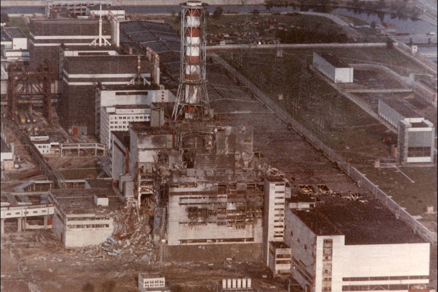 Az atomerőmű 4-es blokkja a katasztrófát követő 3. napon. A robbanás a Csernobil környéki embereket 90-szer nagyobb sugárzásnak tette ki, mint a hirosimai atombomba.