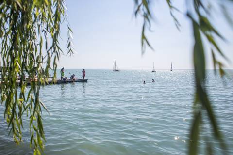 Néhány balatoni településen már májusban indul a 2026-os strandszezon