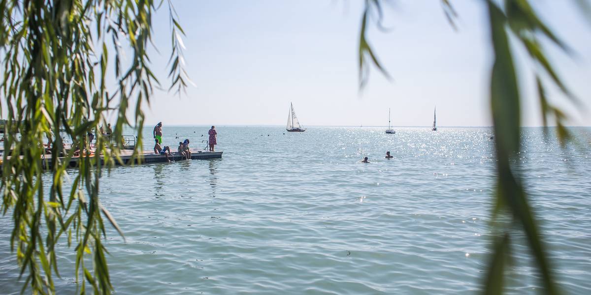 Néhány balatoni településen már májusban indul a 2026-os strandszezon