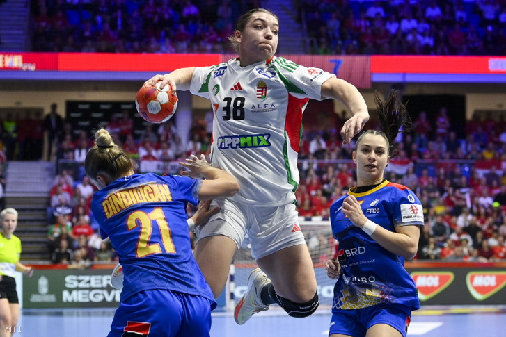 Vámos Petra, valamint a román Alexandra Dindiligan és Ioana Rebeca Necula a női kézilabda Európa-bajnokság középdöntőjének Magyarország - Románia mérkőzésén a debreceni Főnix Arénában 2024. december 8-án