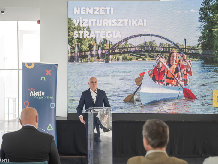 Schmidt Gábor, a Magyar Kajak-Kenu Szövetség elnöke beszédet mond a Nemzeti Víziturisztikai Stratégiáról tartott sajtótájékoztatón a budapesti Stopper Úszóházban 2025. április 23-án
