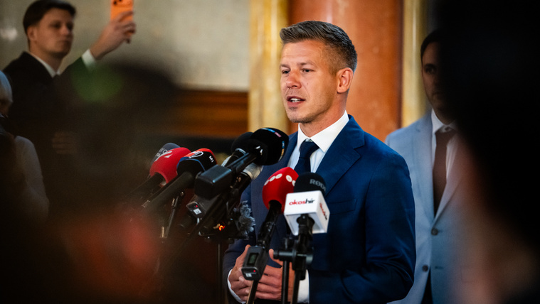 Magyar Péter tamburazenekart hív az esküjére, aztán indul a tánc a Kossuth téren