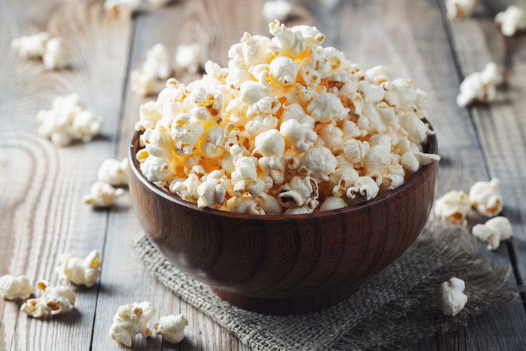 Popcorn sörélesztőpehellyelMa már léteznek fehérjében gazdag popcornok is, de ha nem szeretnénk a sok adalékanyagot, érdemes egyszerűen sörélesztőpehellyel ízesíteni