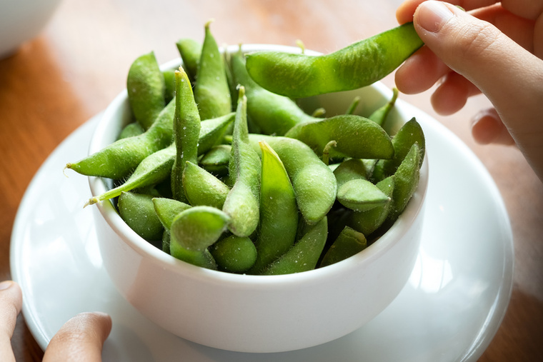 EdamameAz edamame az egyik leginkább alulértékelt növényi alapú étel: csészénként közel 18 gramm fehérjét és 8 gramm rostot tartalmaz a dietetikus szerint