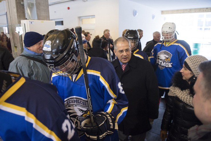 Eltűnt a politikai védőháló, sorra inognak meg a magyar sport vezetői székei