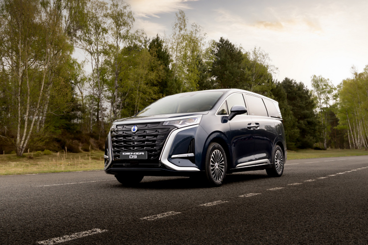 Családi egyterűvel tarolná le Európában a luxusautókat a Denza