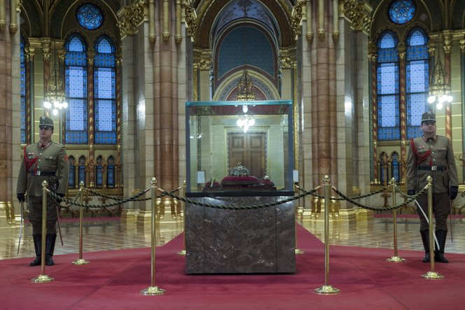 Eskütétel a Szent Korona előtt: szakrális szimbólumok a magyar politikai közéletben