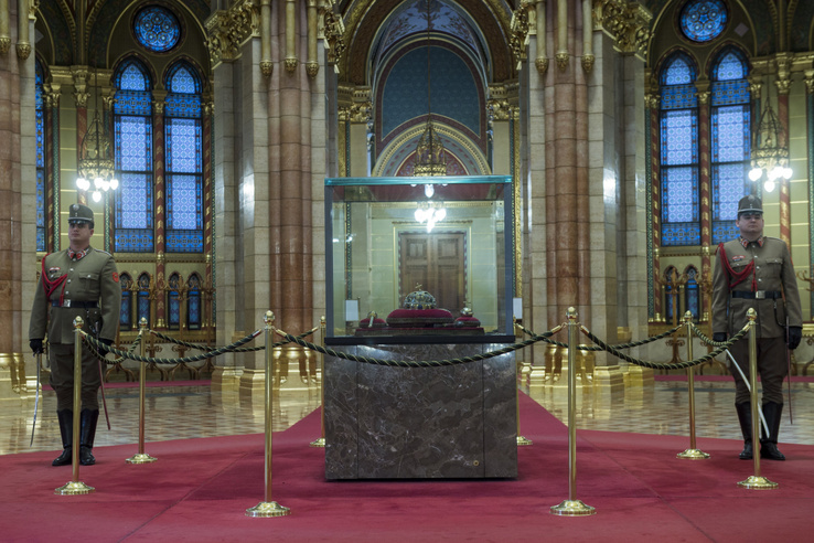 Eskütétel a Szent Korona előtt: szakrális szimbólumok a magyar politikai közéletben