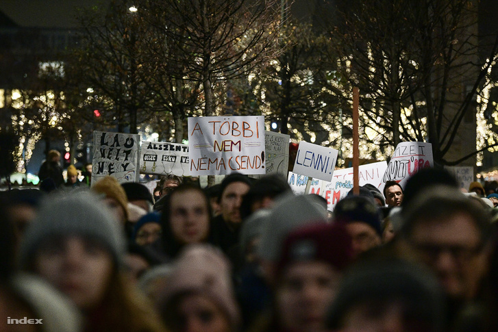 Tüntetés a kormány kulturális törvénycsomagja ellen, a színházak szabadságának védelmében 2019. december 9-én