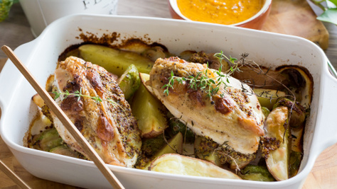 Bőrös csirkemell sült zöldségekkel: egy tepsi boldogság