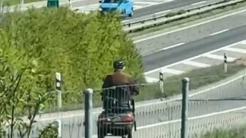 Kerekesszékkel hajtott fel az autópályára, a rendőrök már bottal ütötték a nyomát