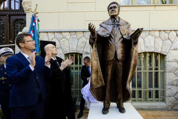 Gulyás Gergely és Semjén Zsolt közösen avatta fel a Tisza Párt leendő egészségügyi minisztere apjának szobrát