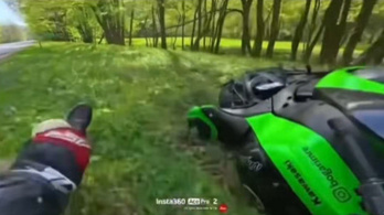 Csúnya bukással hívja fel a motorosok figyelmét a rendőrség