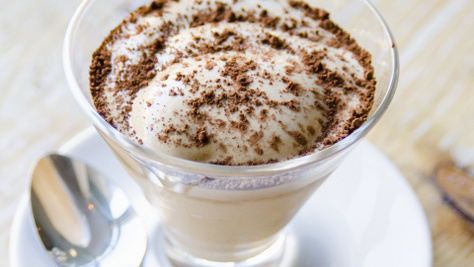 Krémes, hűsítő kávés parfé: könnyű, habos pohárdesszert