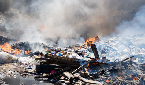 Óriási területen ég a szemét, elhúzódik az oltás