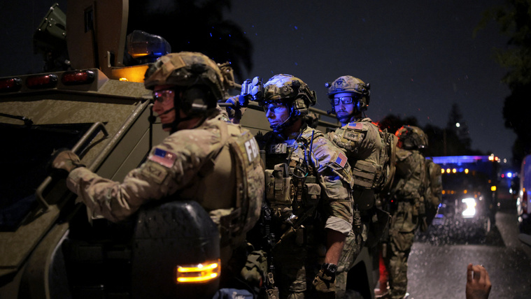 Biztonsági szakértőt kérdeztünk arról, miért csak J. D. Vance után menekítették ki Donald Trumpot