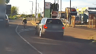 Centimétereken múlott egy biciklis testi épsége Budapesten