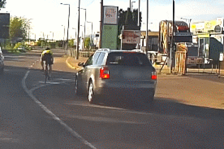 Centimétereken múlott egy biciklis testi épsége Budapesten