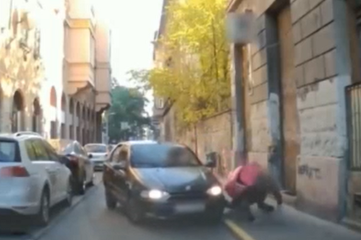 Videóra vették, ahogy egy autós szándékosan elüt egy ételfutárt Budapesten