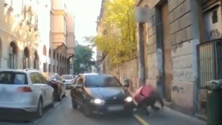 Videóra vették, ahogy egy autós szándékosan elüt egy ételfutárt Budapesten