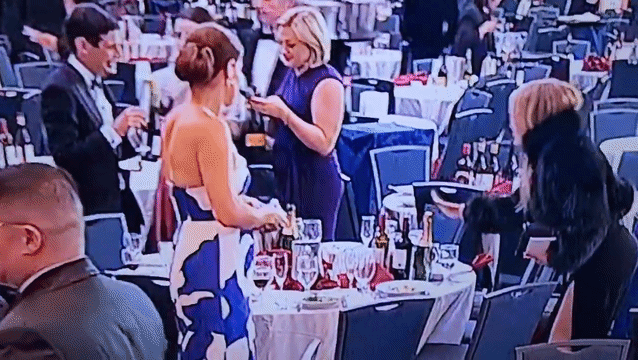 Miközben kitört a káosz a Trump-merénylet után, egy hős elkezdte lopkodni a borokat a bálteremben