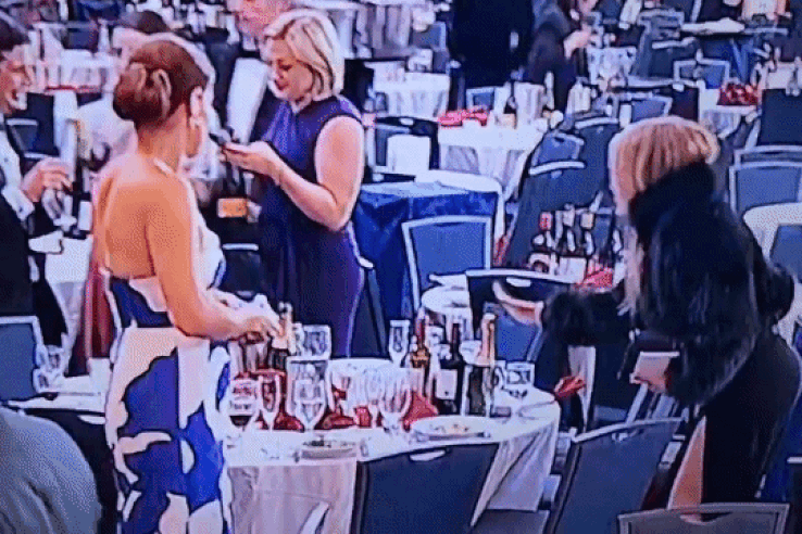 Miközben kitört a káosz a Trump-merénylet után, egy hős elkezdte lopkodni a borokat a bálteremben