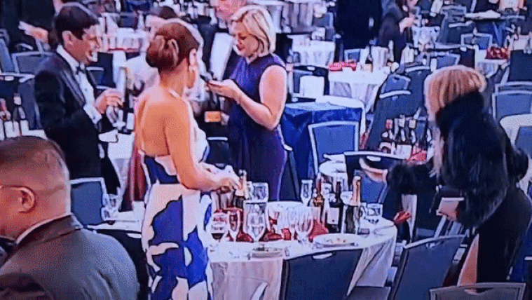 Miközben kitört a káosz a Trump-merénylet után, egy hős elkezdte lopkodni a borokat a bálteremben