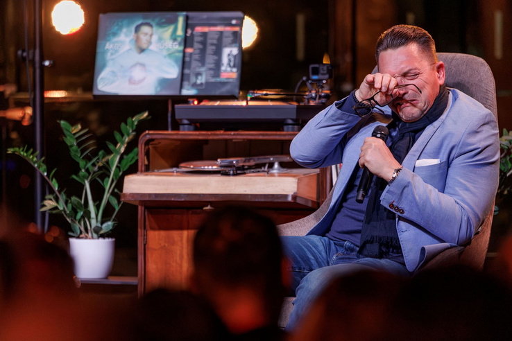 Ezért sír Ákos a fényképen, ezt maga az énekes árulta el