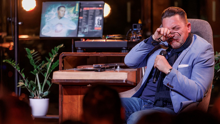 Ezért sír Ákos a fényképen, ezt maga az énekes árulta el