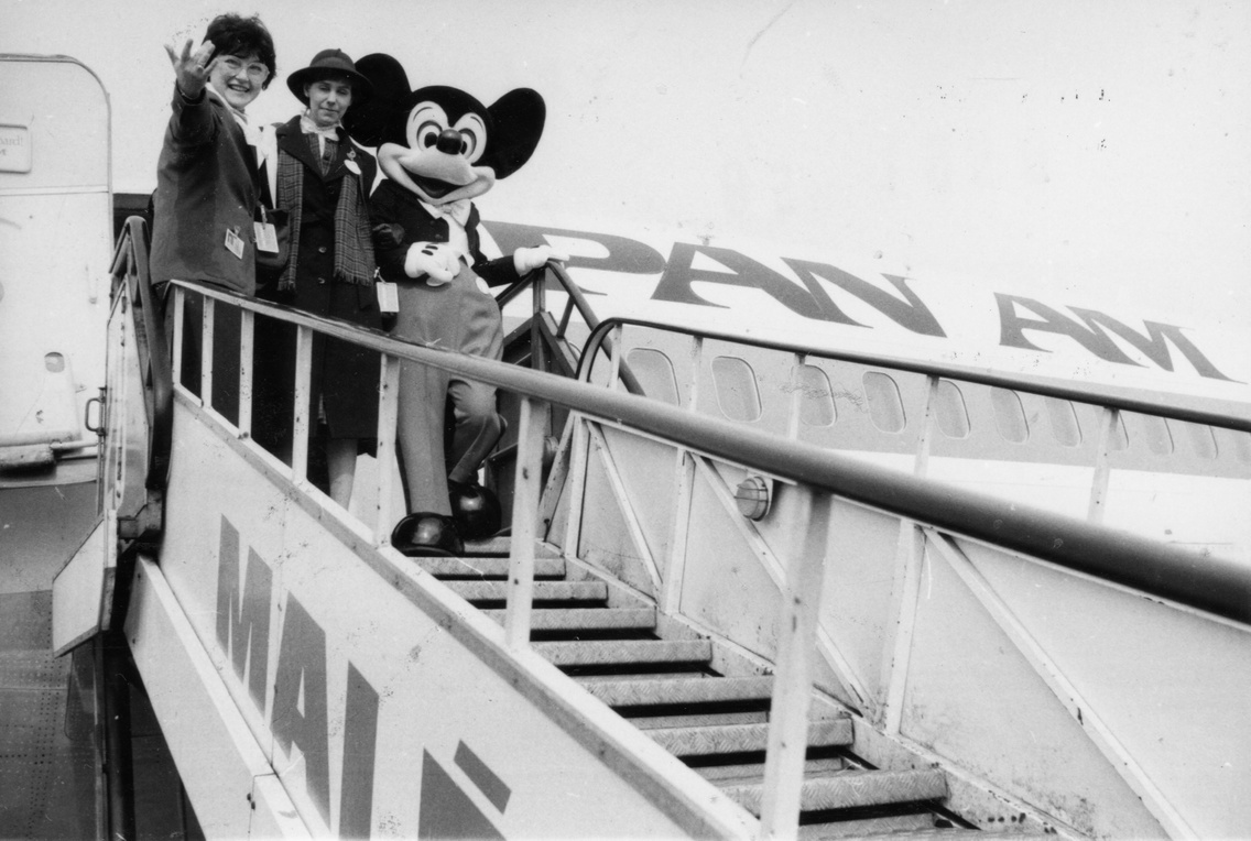 Kalapban Melissa Tyler Wackerman, Disneyland nagykövete Miki egér (Mickey Mouse) rajzfilmfigurájával, 1985