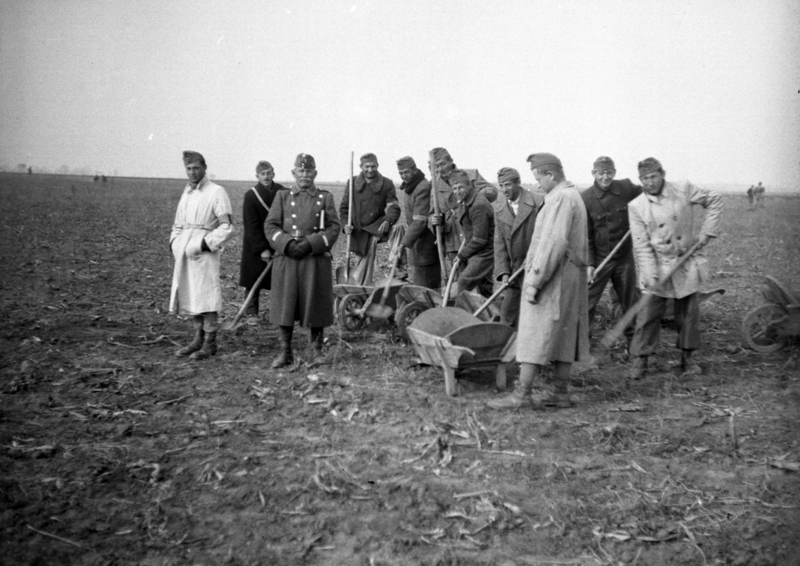 Munkaszolgálatosok és parancsnokuk a repülőtér építésekor, 1944