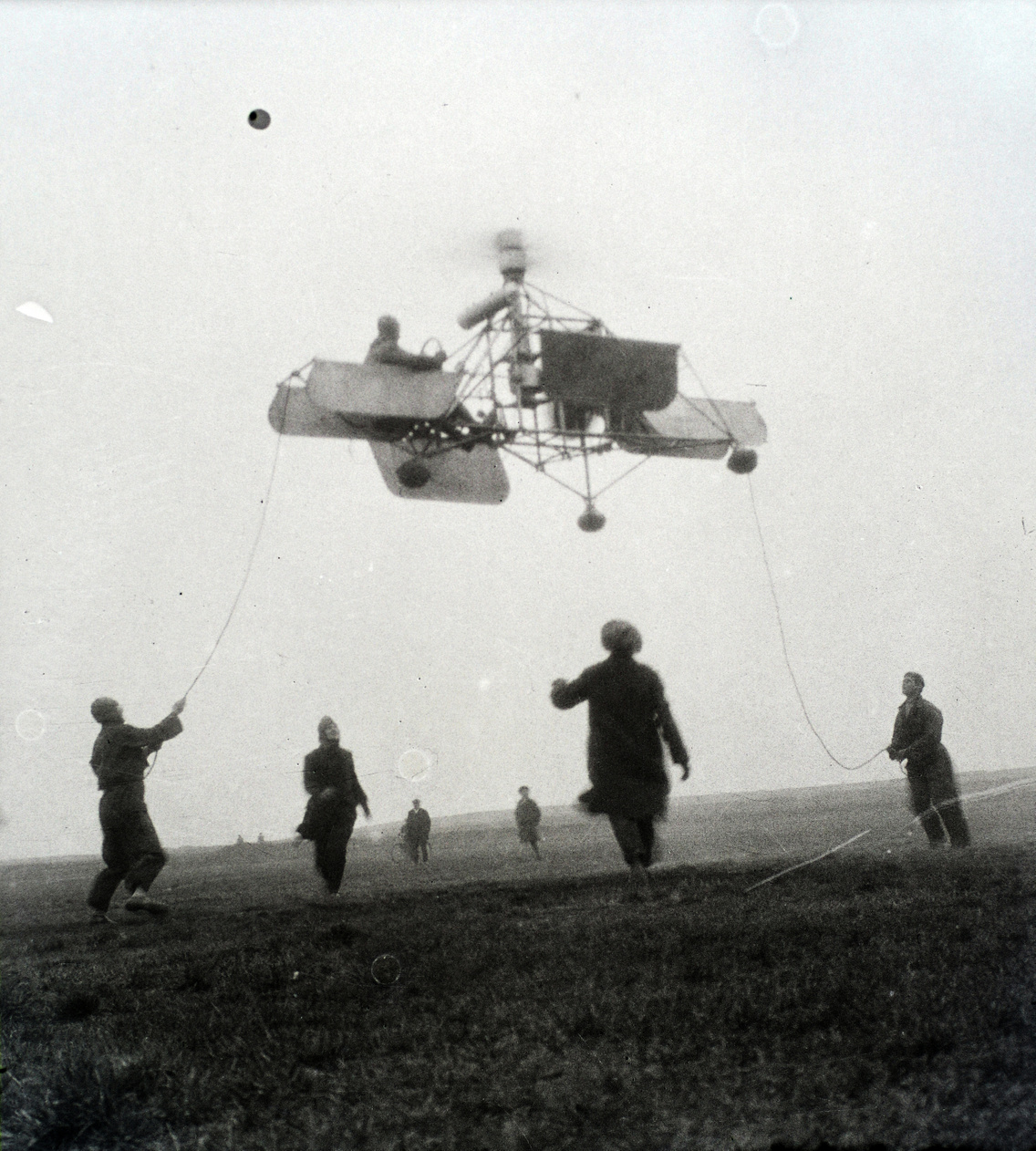 Cséry-telep, Asboth Oszkár AH–4 helikoptere. A pilóta Hosszú István, 1928