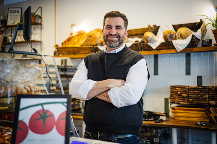 Ebédidőben már állnak a sorok a budai pizzéria előtt, amely hosszú kálvária után nyílt újra