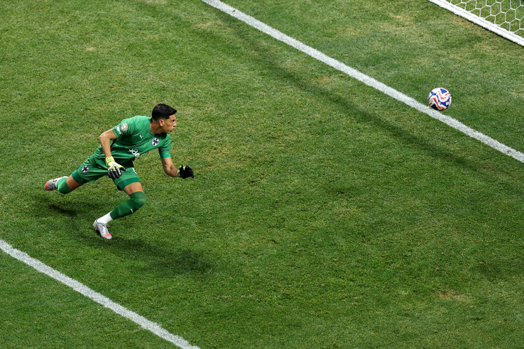 Szánja-bánja tettét a pofozkodó argentin kapus, aki botrányosan viselkedett a rangadón