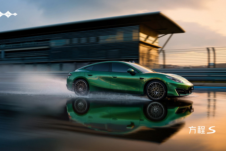 Ezer lóerős prémium szedánnal pirít oda a BYD a Porschénak és a Teslának