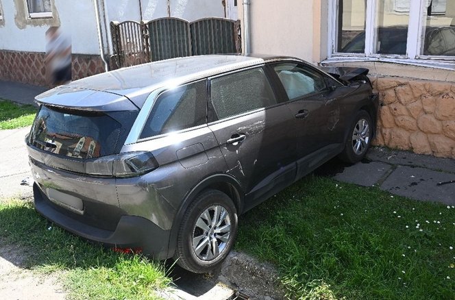 Gyerek lépett a gázra, áttörte a kaput, és házba csapódott az autó Kaposváron